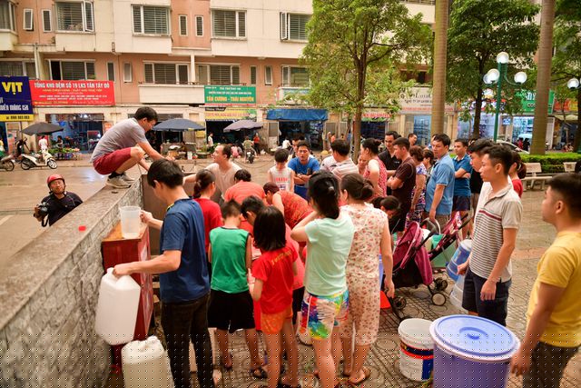 Hà Nội Hàng nghìn cư dân Tân Tây Đô bức xức vì thiếu nước sinh hoạt trong những ngày hè nóng bức 